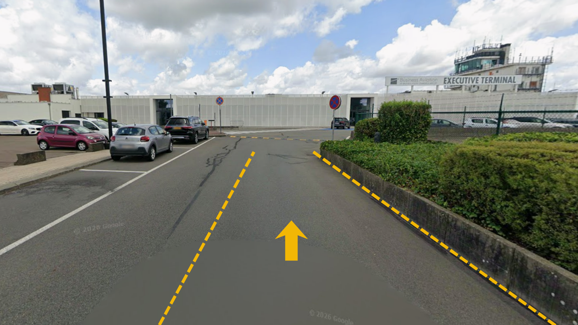 Suivre la route jusqu'à l'entrée du parking